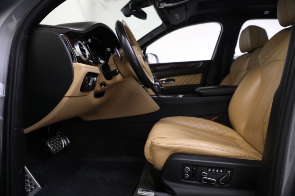 Used 2018 Bentley Bentayga W12 Signature Edition for sale Sold at Rolls-Royce Motor Cars Greenwich in Greenwich CT 06830 18