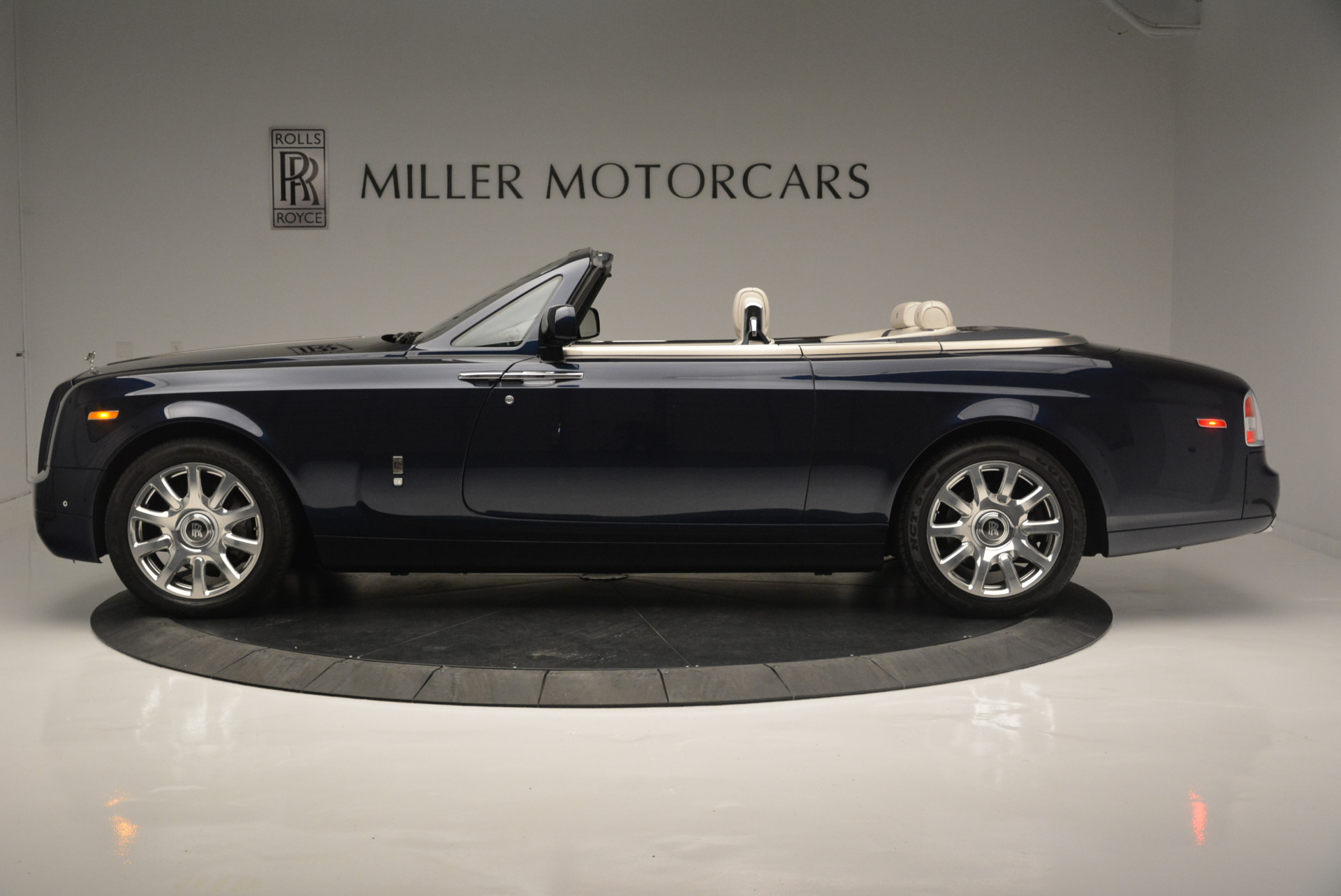 Used 2014 Rolls-Royce Phantom Drophead Coupe for sale Sold at Rolls-Royce Motor Cars Greenwich in Greenwich CT 06830 2