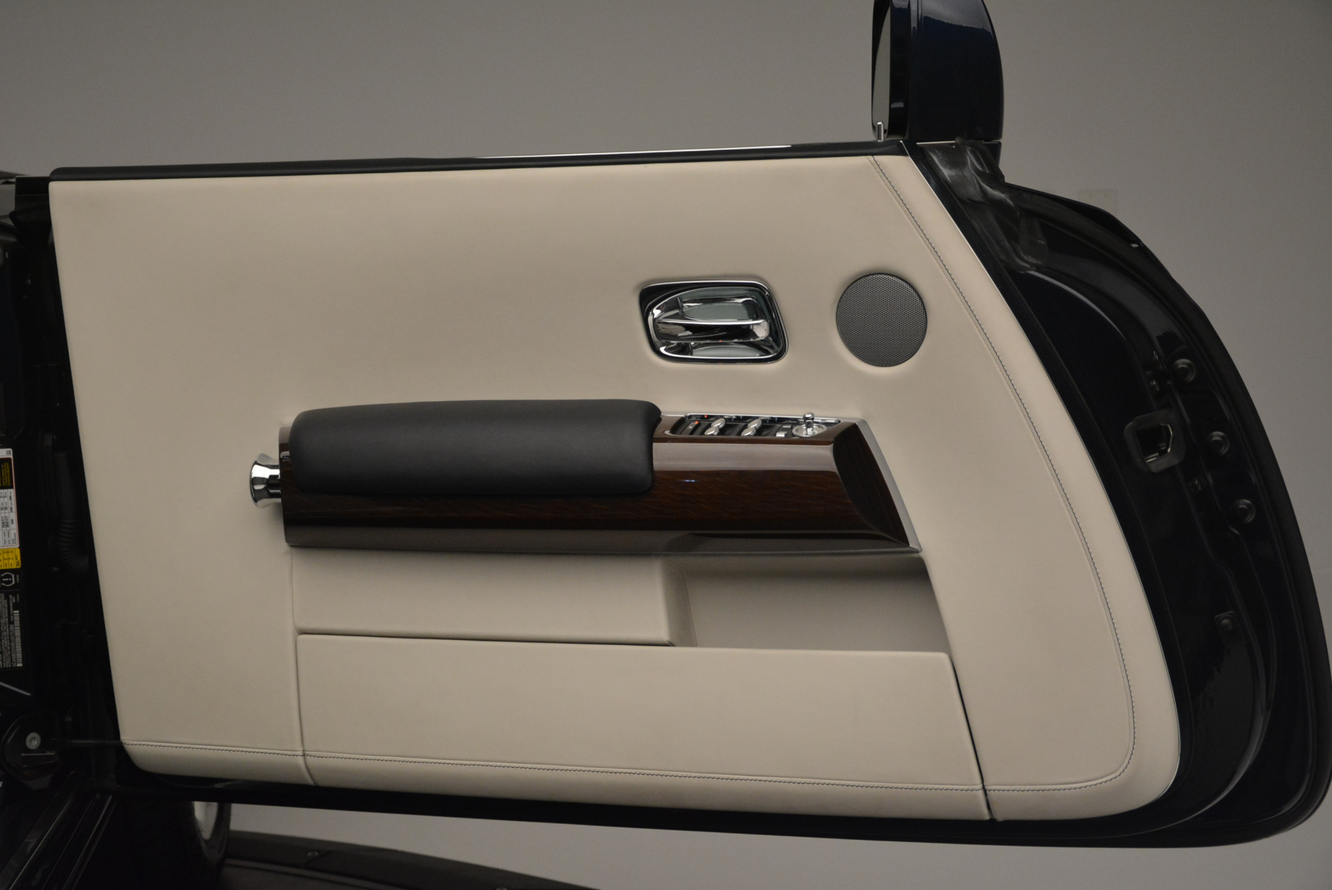 Used 2014 Rolls-Royce Phantom Drophead Coupe for sale Sold at Rolls-Royce Motor Cars Greenwich in Greenwich CT 06830 21