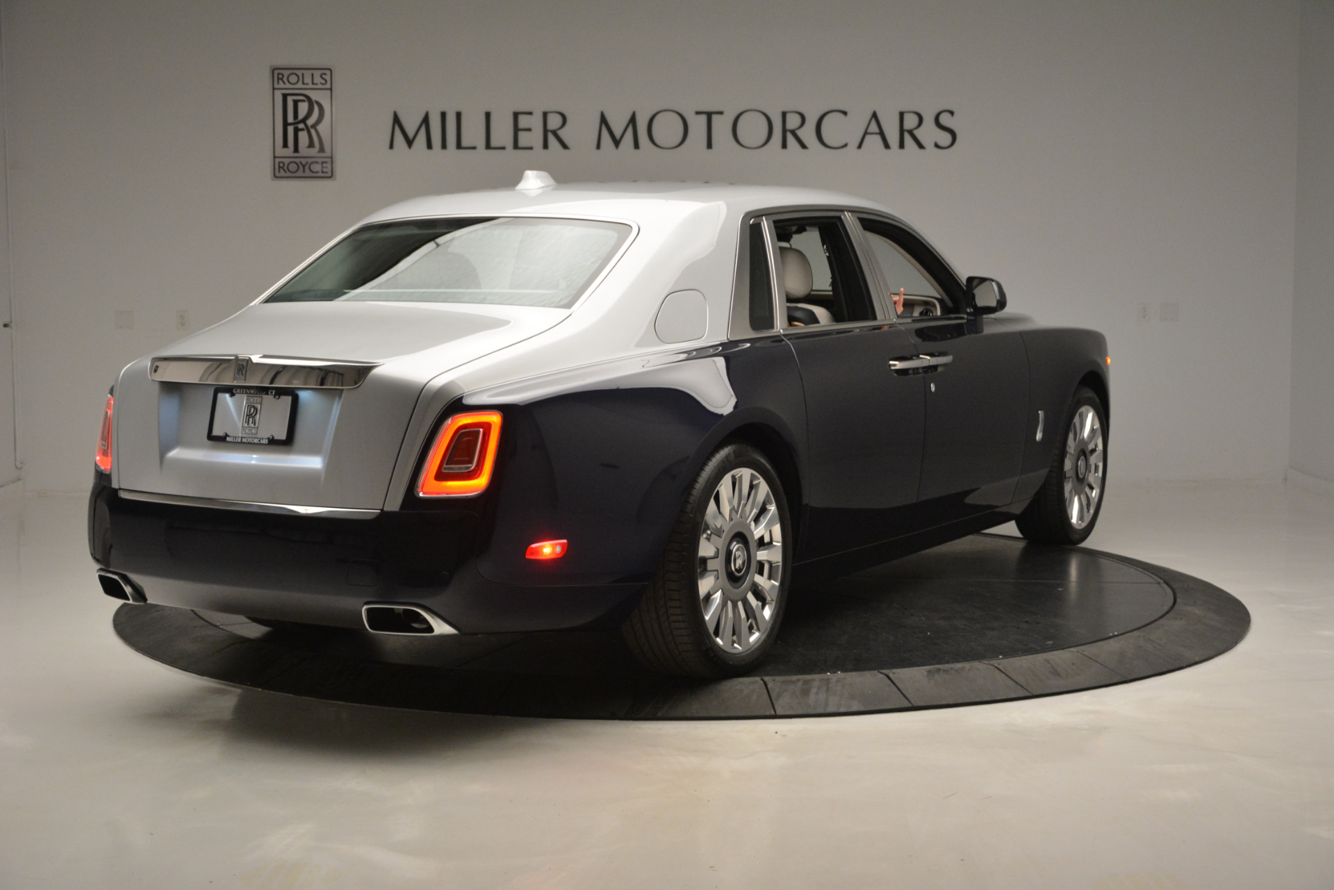 Chiêm ngưỡng xe sang RollsRoyce Phantom độ bodykit hầm hố