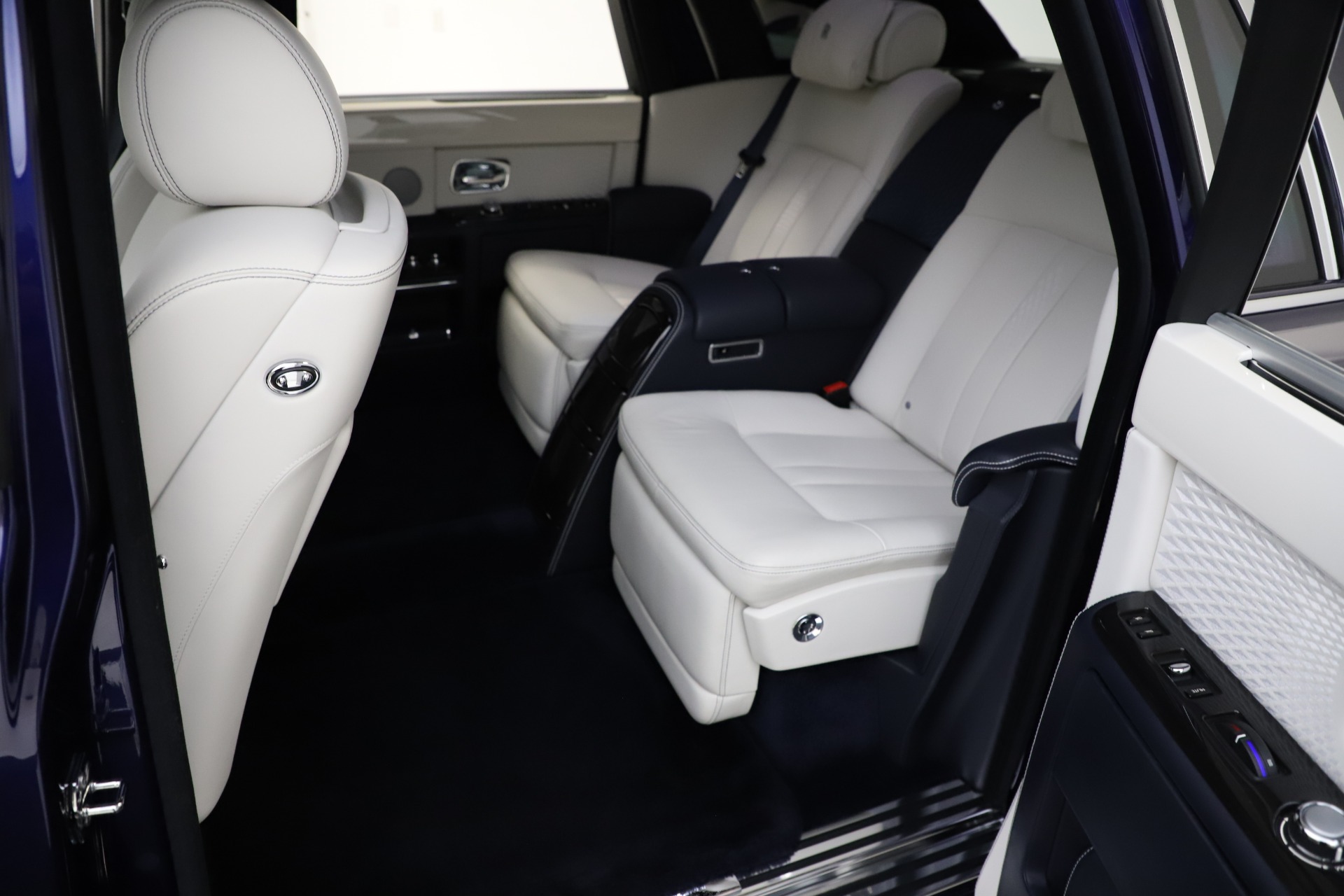 Used 2016 Rolls-Royce Phantom EWB for sale Sold at Rolls-Royce Motor Cars Greenwich in Greenwich CT 06830 15