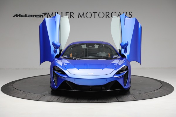 New 2023 McLaren Artura for sale $277,250 at Rolls-Royce Motor Cars Greenwich in Greenwich CT 06830 12
