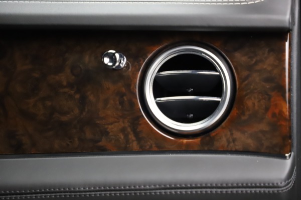 Used 2018 Bentley Bentayga W12 Signature for sale Sold at Rolls-Royce Motor Cars Greenwich in Greenwich CT 06830 26