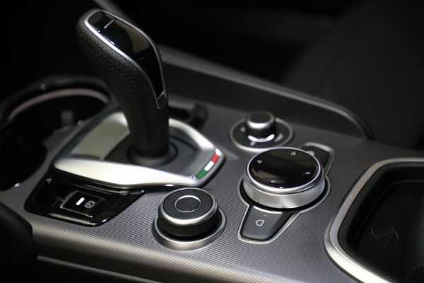 New 2022 Alfa Romeo Giulia Veloce for sale $54,985 at Rolls-Royce Motor Cars Greenwich in Greenwich CT 06830 17