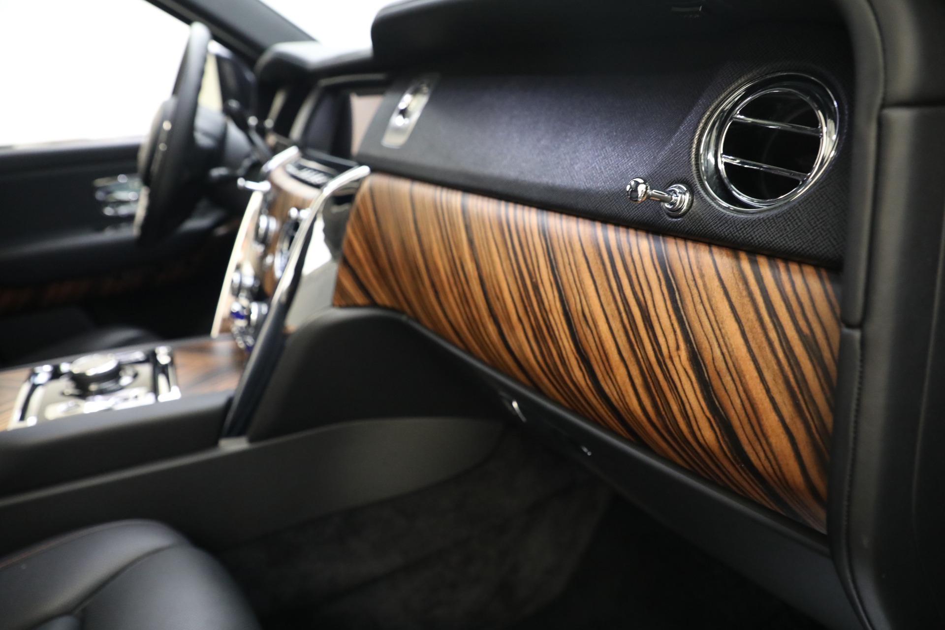 Used 2019 Rolls-Royce Cullinan for sale $229,900 at Rolls-Royce Motor Cars Greenwich in Greenwich CT 06830 28