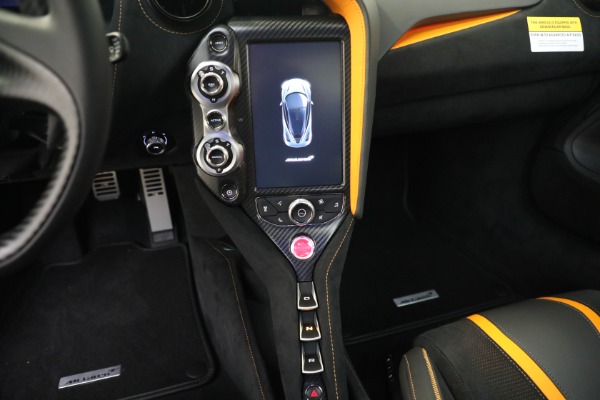 New 2022 McLaren 720S Spider Performance for sale $393,270 at Rolls-Royce Motor Cars Greenwich in Greenwich CT 06830 25