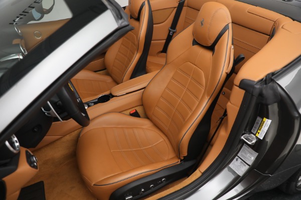 Used 2017 Ferrari California T for sale $151,900 at Rolls-Royce Motor Cars Greenwich in Greenwich CT 06830 17