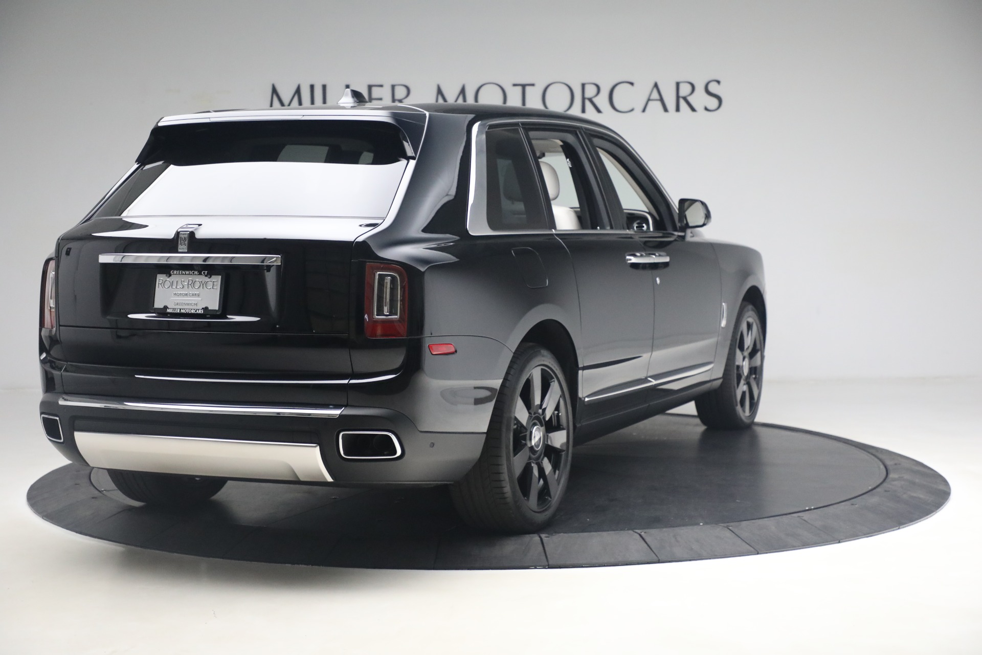 Video Chi tiết SUV RollsRoyce Cullinan 2019 tại showroom Holand  Automotive Mỹ  Tin Tức  Otosaigon