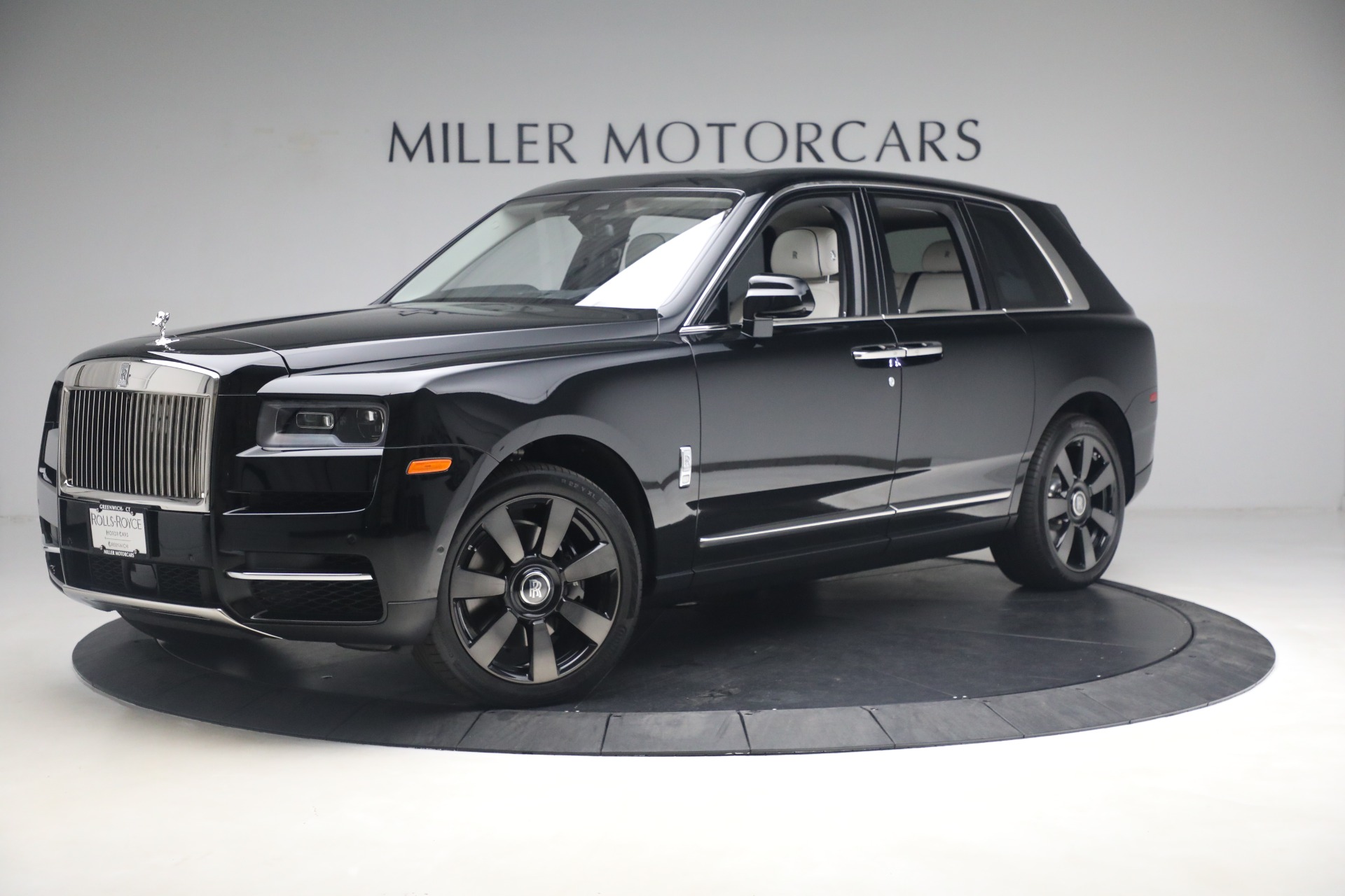 Video Chi tiết SUV RollsRoyce Cullinan 2019 tại showroom Holand  Automotive Mỹ  Tin Tức  Otosaigon