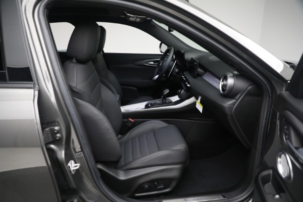 New 2024 Alfa Romeo Tonale Veloce for sale $57,300 at Rolls-Royce Motor Cars Greenwich in Greenwich CT 06830 21