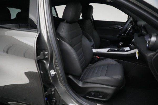New 2024 Alfa Romeo Tonale Veloce for sale $57,300 at Rolls-Royce Motor Cars Greenwich in Greenwich CT 06830 22