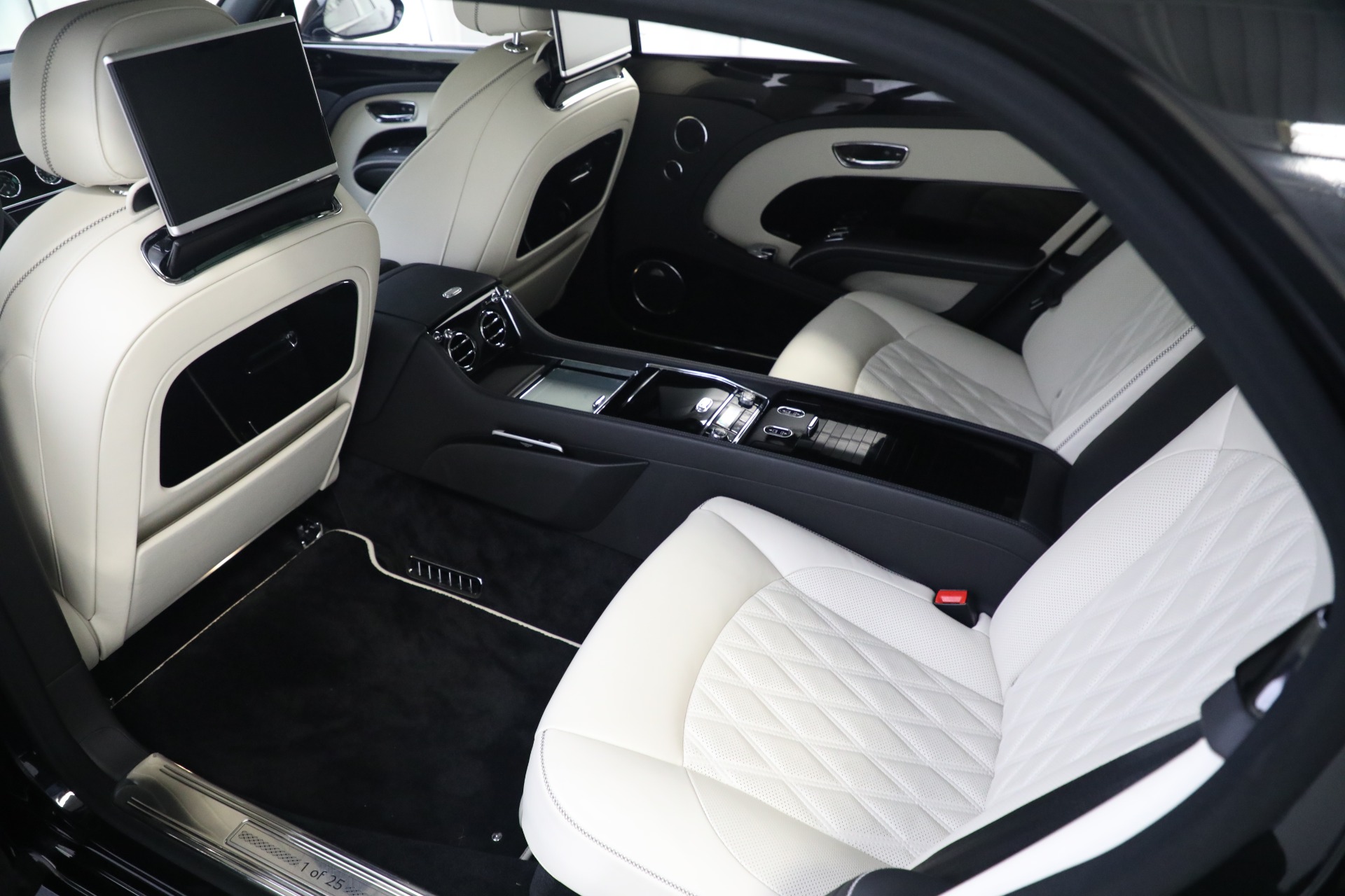 Used 2017 Bentley Mulsanne Extended Wheelbase for sale Sold at Rolls-Royce Motor Cars Greenwich in Greenwich CT 06830 25