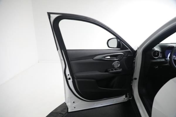 New 2024 Alfa Romeo Tonale Veloce for sale $55,290 at Rolls-Royce Motor Cars Greenwich in Greenwich CT 06830 27