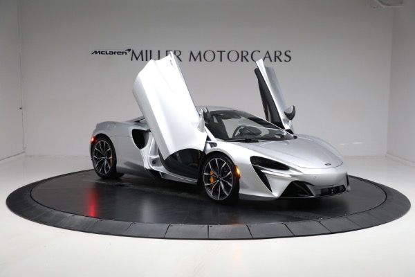 New 2024 McLaren Artura TechLux for sale $291,233 at Rolls-Royce Motor Cars Greenwich in Greenwich CT 06830 16