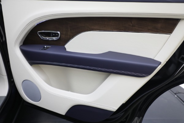 Used 2024 Bentley Bentayga EWB V8 for sale $204,900 at Rolls-Royce Motor Cars Greenwich in Greenwich CT 06830 28