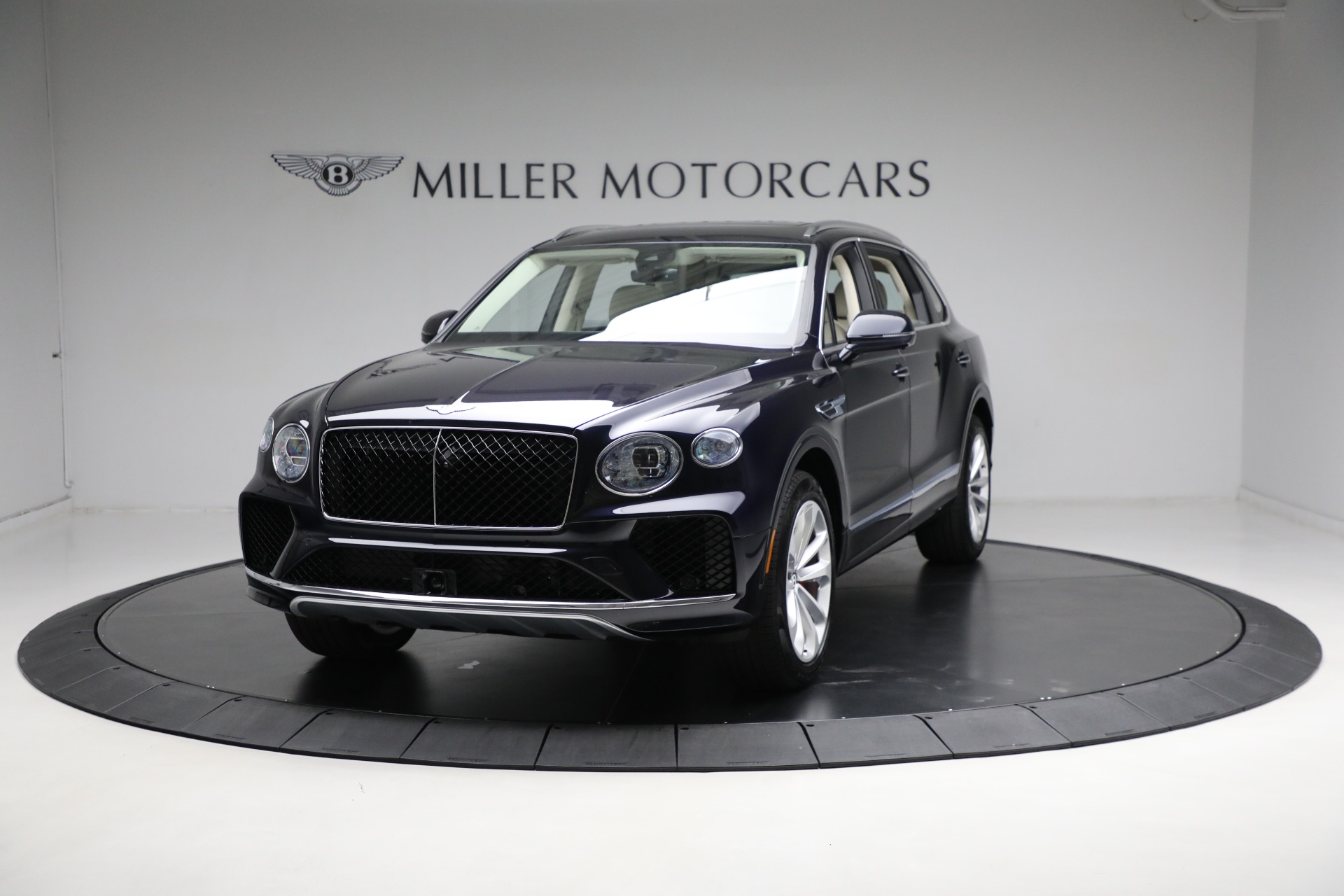 New 2024 Bentley Bentayga EWB V8 for sale $269,040 at Rolls-Royce Motor Cars Greenwich in Greenwich CT 06830 1