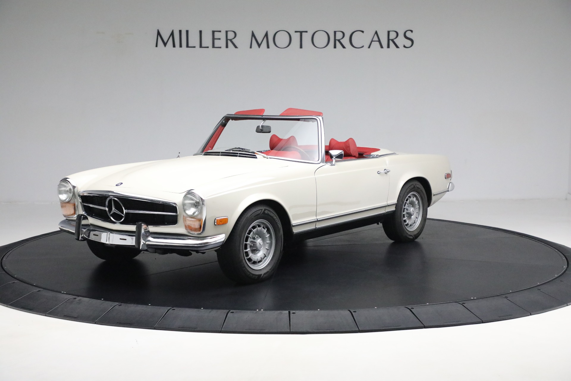 Used 1970 Mercedes-Benz 280 SL for sale Sold at Rolls-Royce Motor Cars Greenwich in Greenwich CT 06830 1