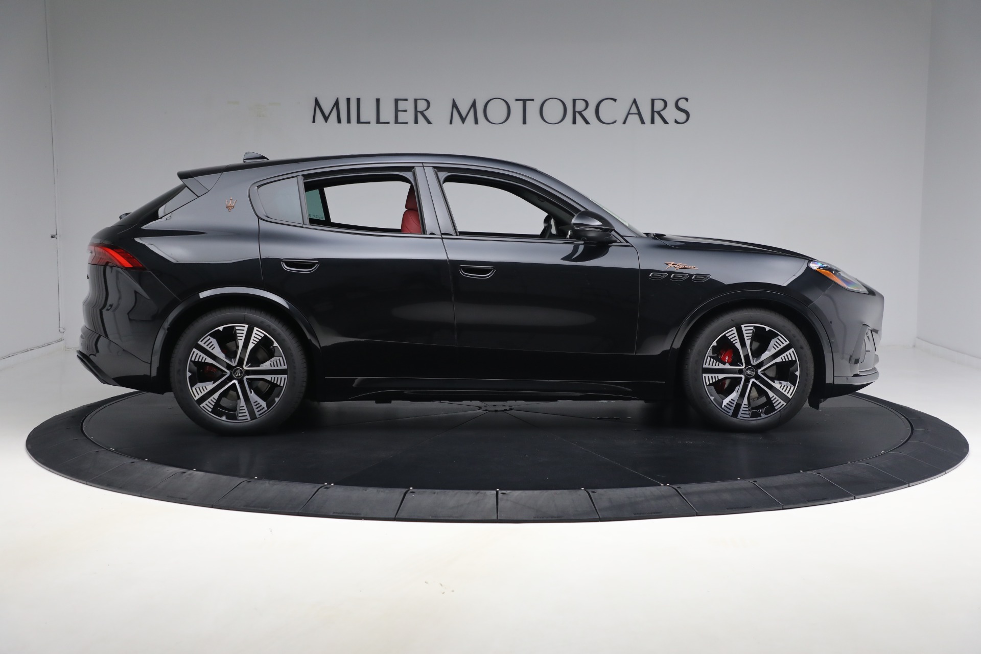 New 2025 Maserati Grecale Folgore for sale $93,900 at Rolls-Royce Motor Cars Greenwich in Greenwich CT 06830 21
