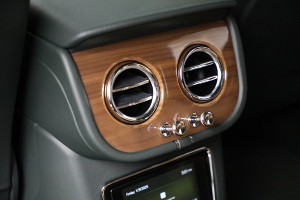 New 2025 Bentley Bentayga V8 for sale $249,525 at Rolls-Royce Motor Cars Greenwich in Greenwich CT 06830 23