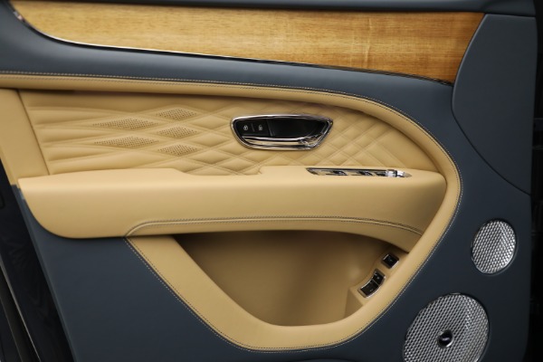Used 2025 Bentley Bentayga EWB Azure V8 for sale $239,900 at Rolls-Royce Motor Cars Greenwich in Greenwich CT 06830 20