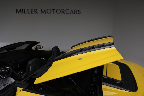 Used 2018 Audi R8 5.2 quattro V10 Spyder for sale $135,900 at Rolls-Royce Motor Cars Greenwich in Greenwich CT 06830 26