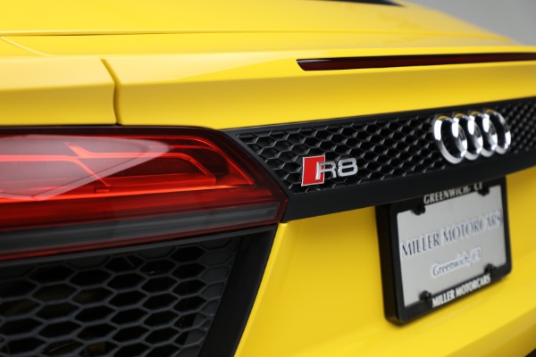 Used 2018 Audi R8 5.2 quattro V10 Spyder for sale $135,900 at Rolls-Royce Motor Cars Greenwich in Greenwich CT 06830 27