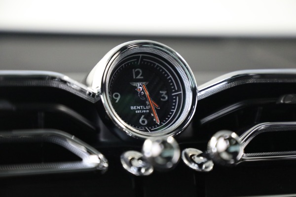 New 2025 Bentley Bentayga V8 for sale $199,900 at Rolls-Royce Motor Cars Greenwich in Greenwich CT 06830 22