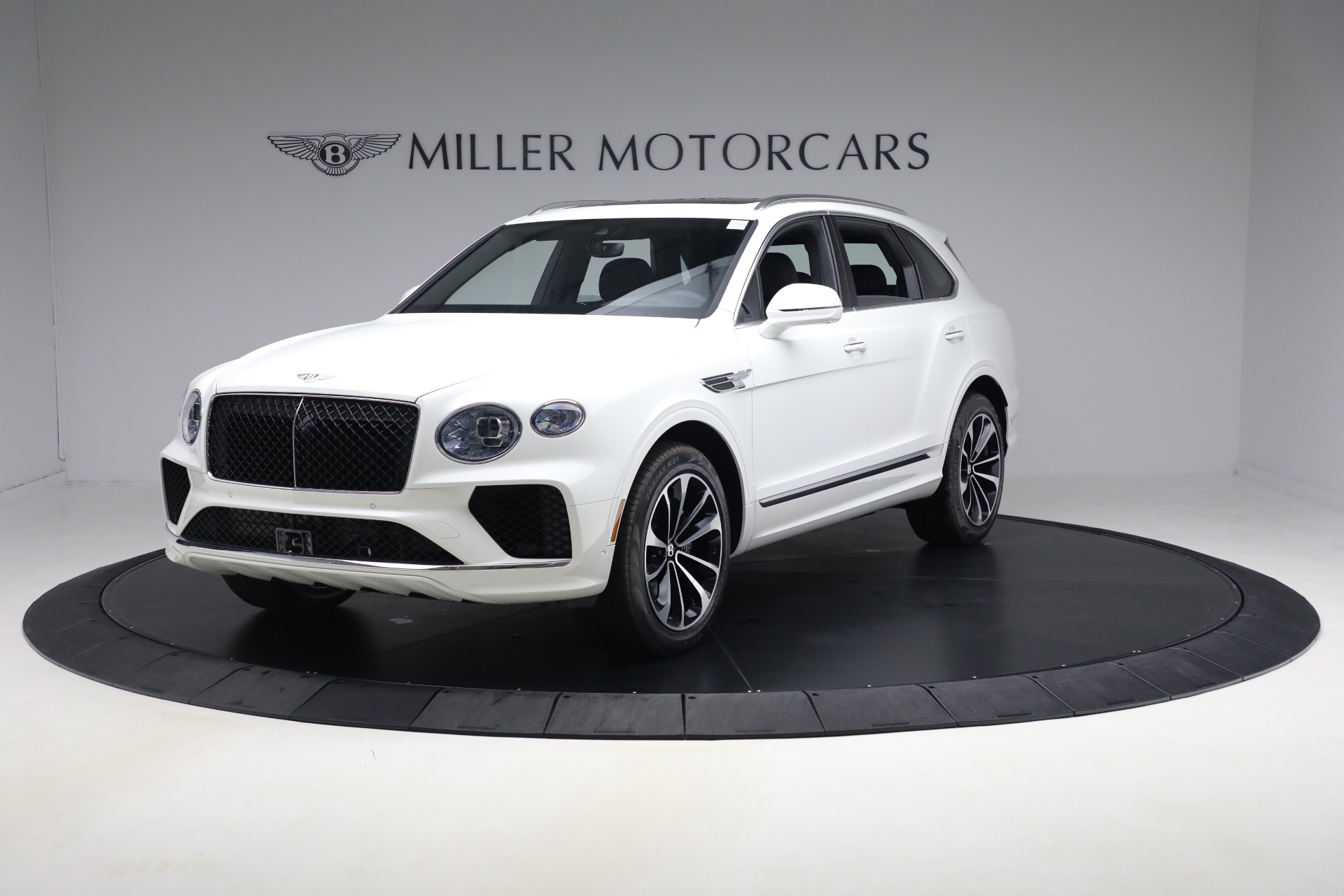 New 2025 Bentley Bentayga V8 for sale $199,900 at Rolls-Royce Motor Cars Greenwich in Greenwich CT 06830 1