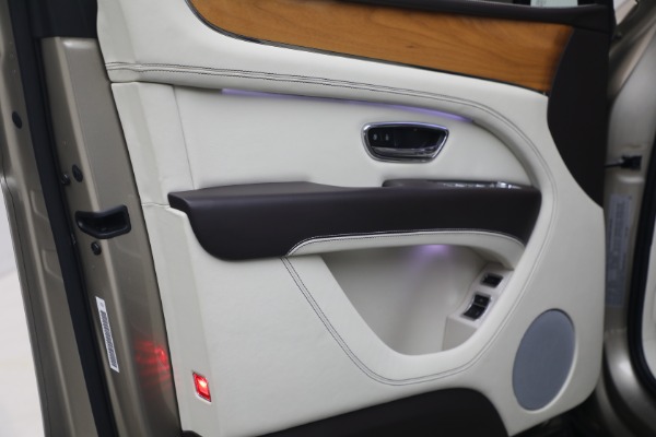 Used 2021 Bentley Bentayga V8 for sale $119,900 at Rolls-Royce Motor Cars Greenwich in Greenwich CT 06830 17