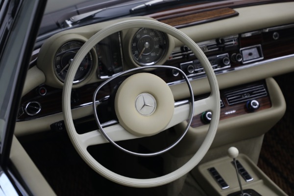 Used 1971 Mercedes-Benz 280SE 3.5 Cabriolet for sale $475,000 at Rolls-Royce Motor Cars Greenwich in Greenwich CT 06830 23