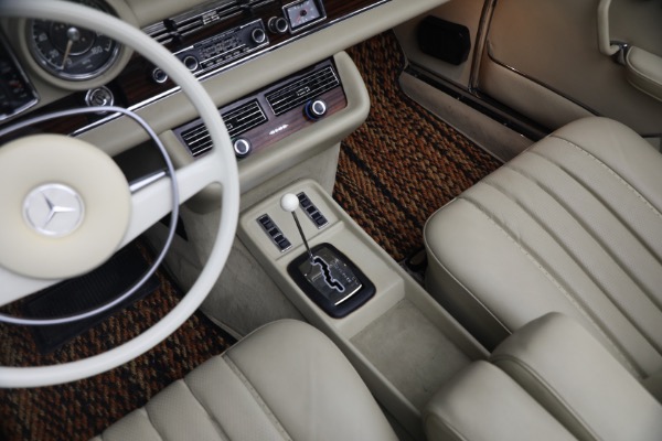 Used 1971 Mercedes-Benz 280SE 3.5 Cabriolet for sale $475,000 at Rolls-Royce Motor Cars Greenwich in Greenwich CT 06830 25