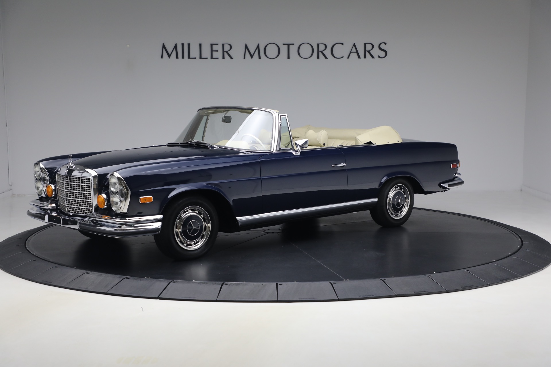 Used 1971 Mercedes-Benz 280SE 3.5 Cabriolet for sale $475,000 at Rolls-Royce Motor Cars Greenwich in Greenwich CT 06830 1